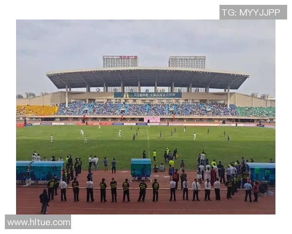 香港足球明星队在陕西展开友谊赛展现球技与团队精神的精彩瞬间